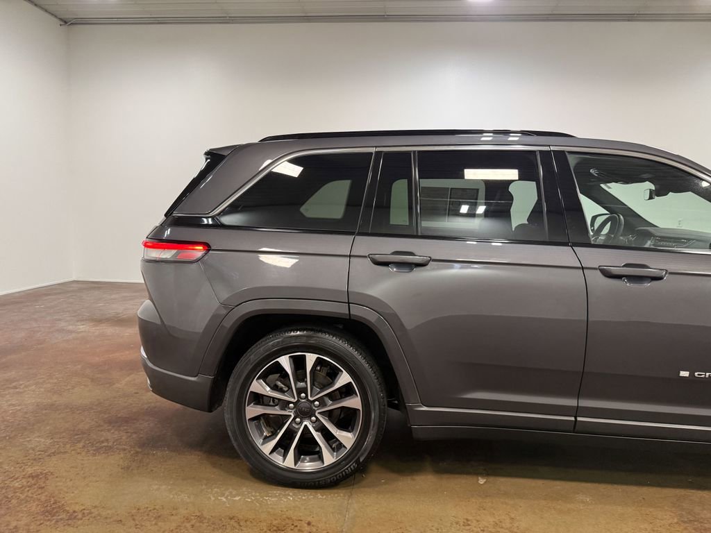 Used 2024 Jeep Grand Cherokee Overland AWD/4WD image 32