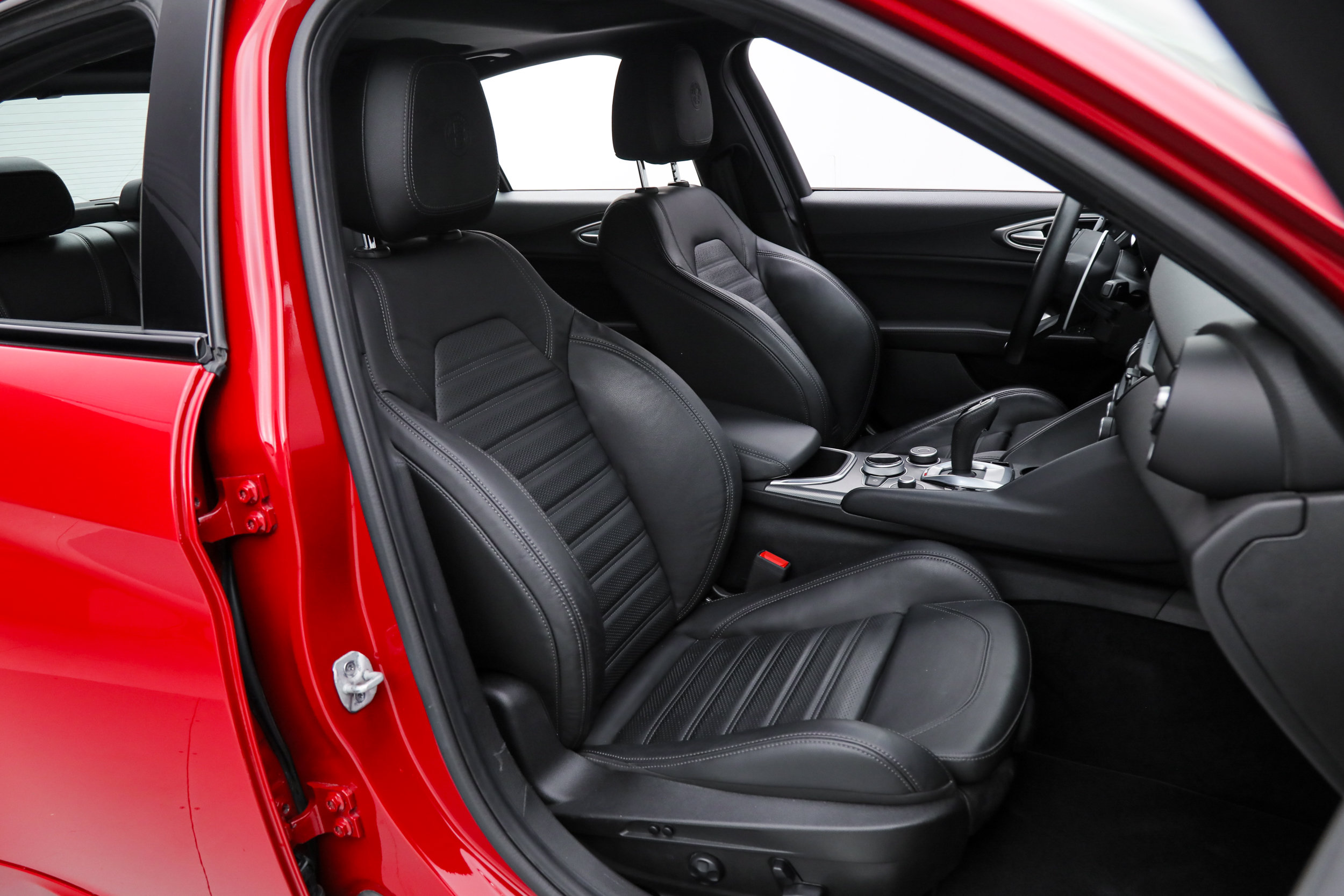 Used 2023 Alfa Romeo Giulia Veloce RWD image 11