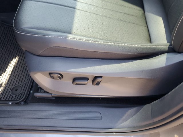 Used 2023 Volkswagen Tiguan SE w/ Panoramic Sunroof Package AWD/4WD image 19
