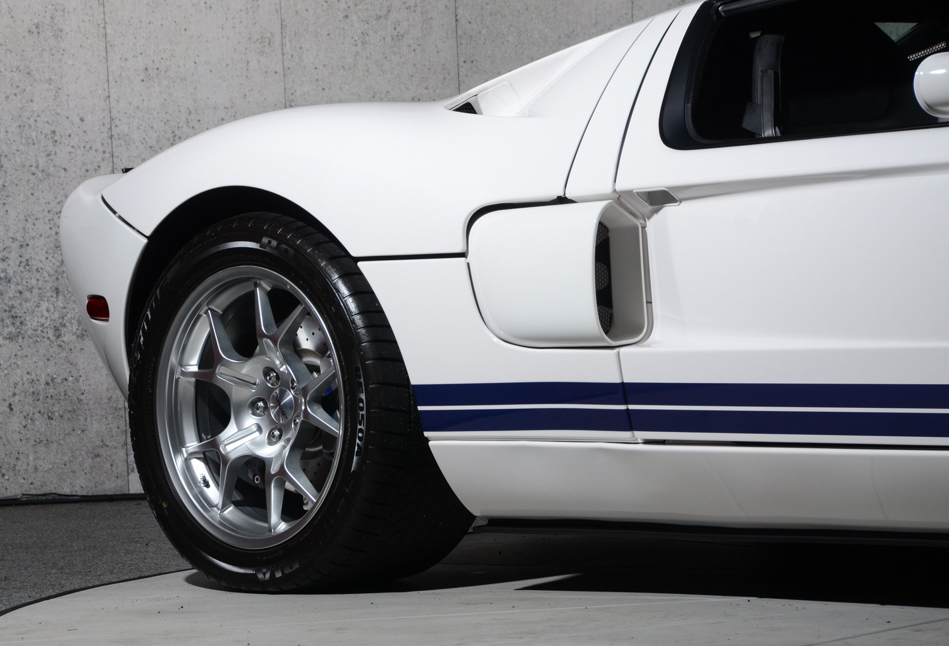 Used 2006 Ford GT RWD image 16