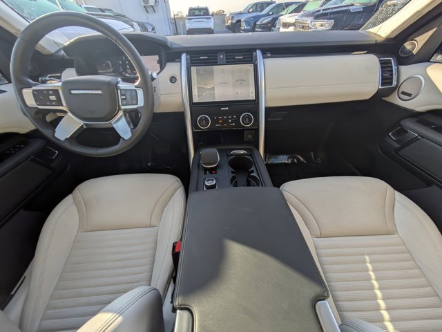 Used 2025 Land Rover Discovery S image 12