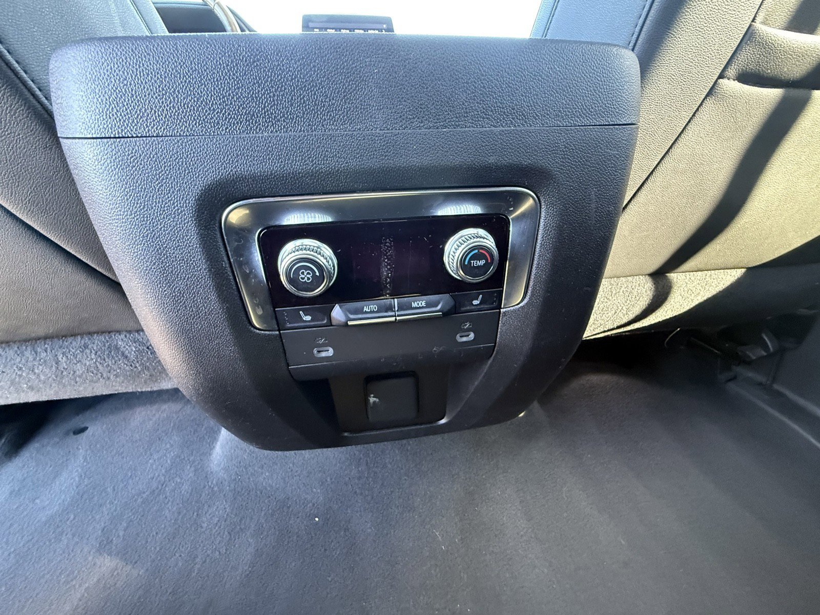 Used 2021 GMC Yukon SLT w/ SLT Premium Package image 30