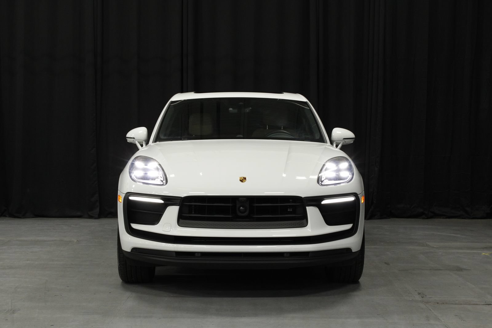 Certified 2025 Porsche Macan AWD/4WD image 8