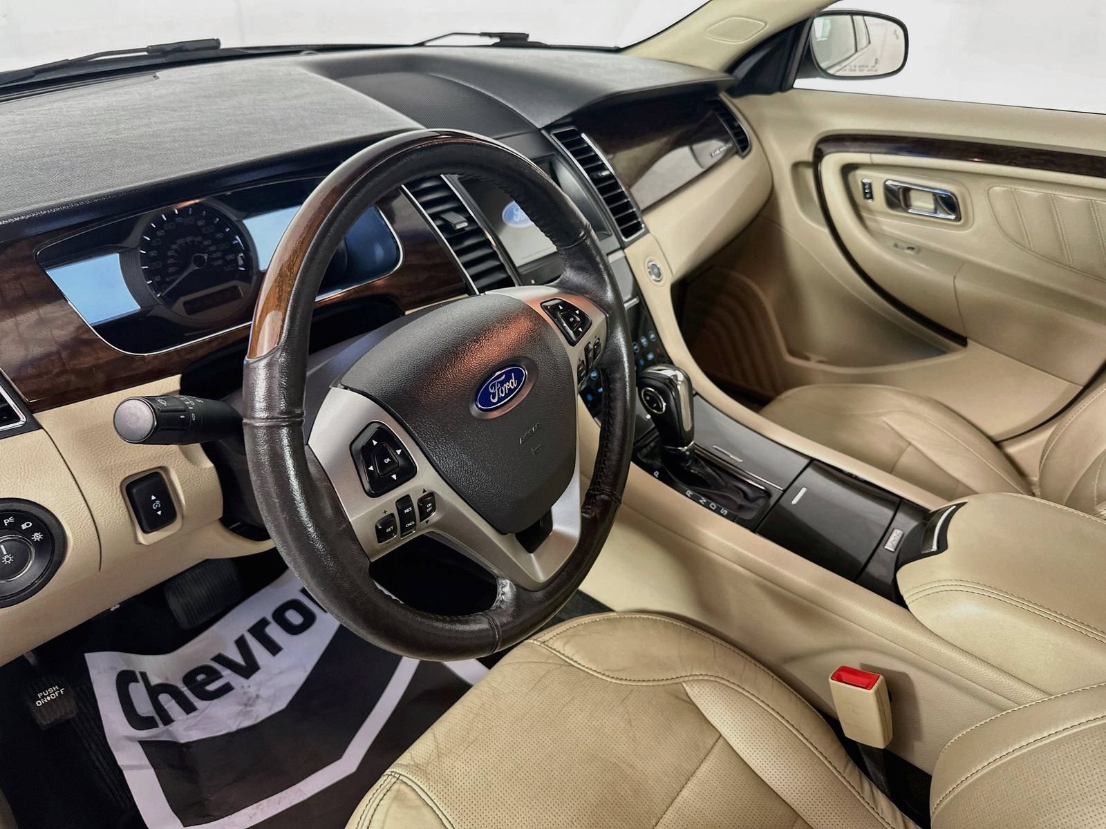 Used 2016 Ford Taurus Limited w/ Equipment Group 301A FWD image 9