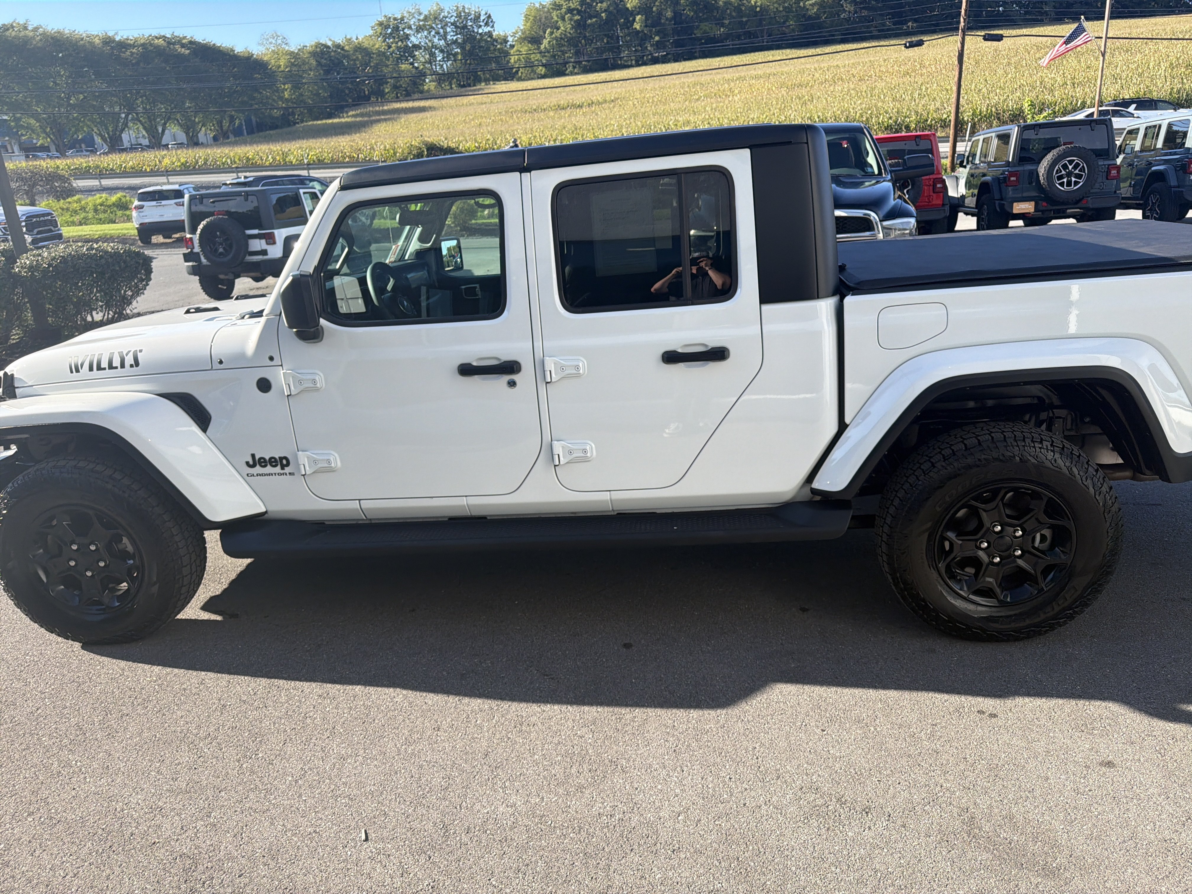 Used 2023 Jeep Gladiator Sport AWD/4WD image 7