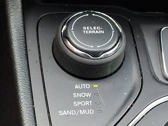 Used 2019 Jeep Cherokee Latitude Plus w/ Comfort/Convenience Group AWD/4WD image 23