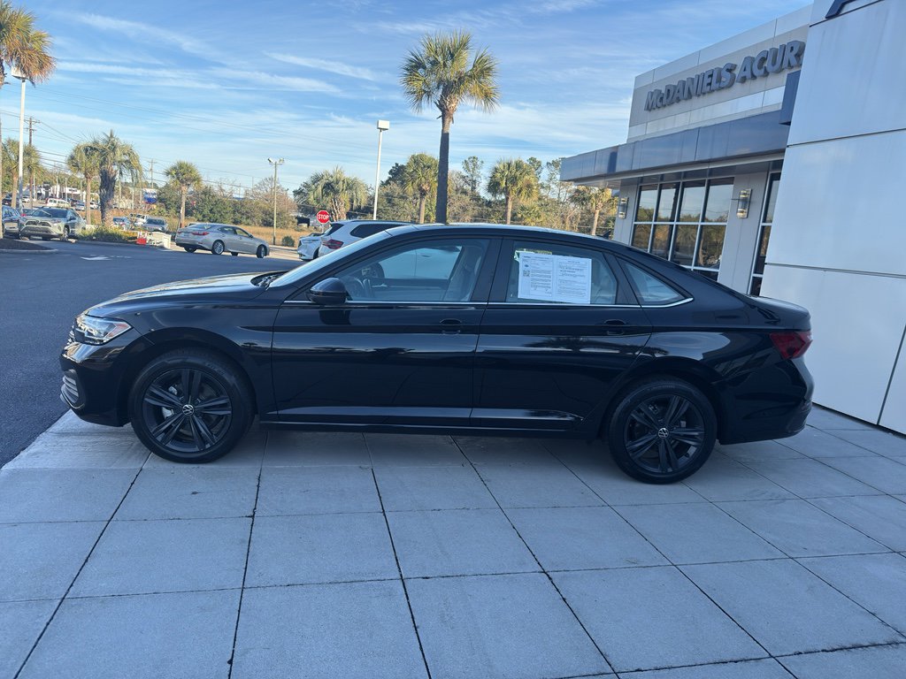 Used 2023 Volkswagen Jetta SE w/ Panoramic Sunroof Package image 3
