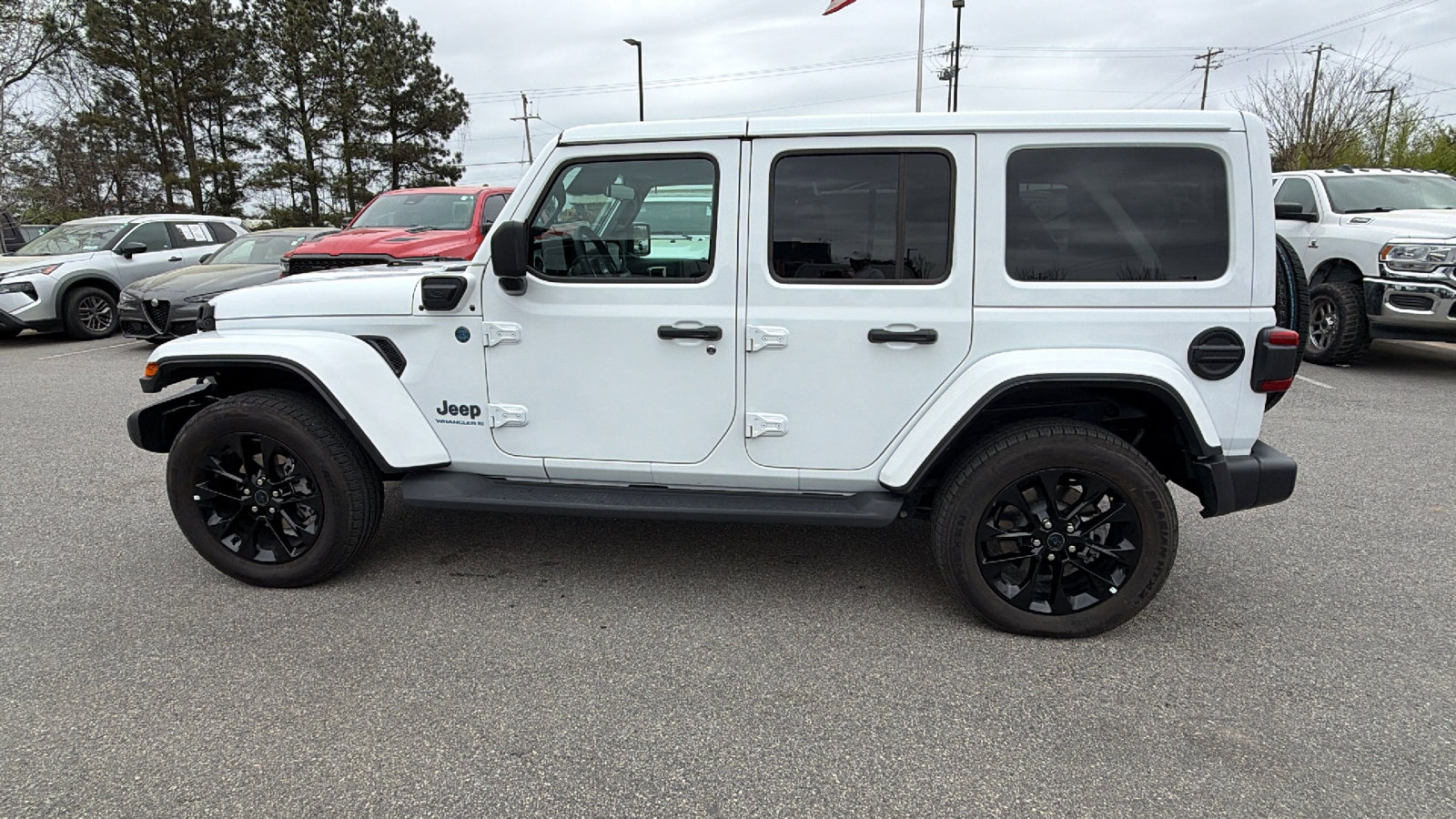 Used 2025 Jeep Wrangler Sahara image 11