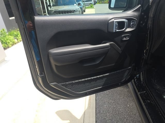 Used 2025 Jeep Gladiator Sport AWD/4WD image 11