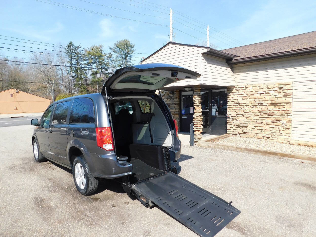 Used 2016 Dodge Grand Caravan SE w/ Quick Order Package 29E SE image 3