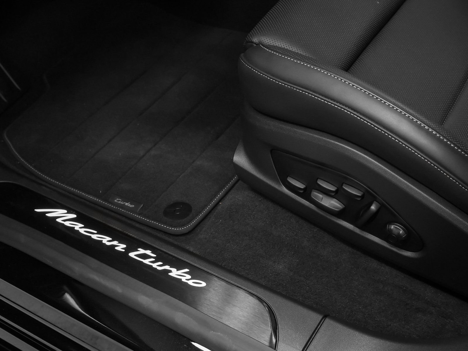 New 2025 Porsche Macan Turbo Electric AWD/4WD image 34