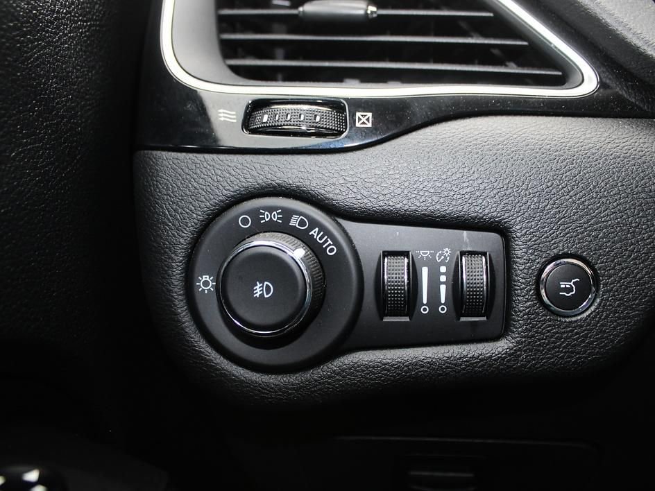 Used 2023 Jeep Cherokee Altitude Lux AWD/4WD image 17