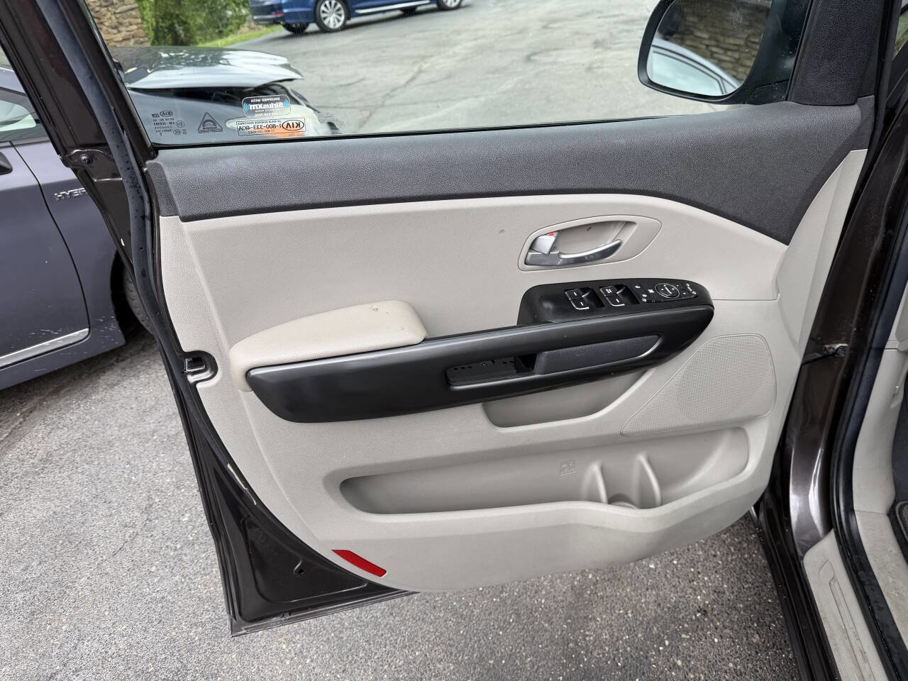 Used 2017 Kia Sedona LX w/ LX Essentials Premium Package FWD image 8