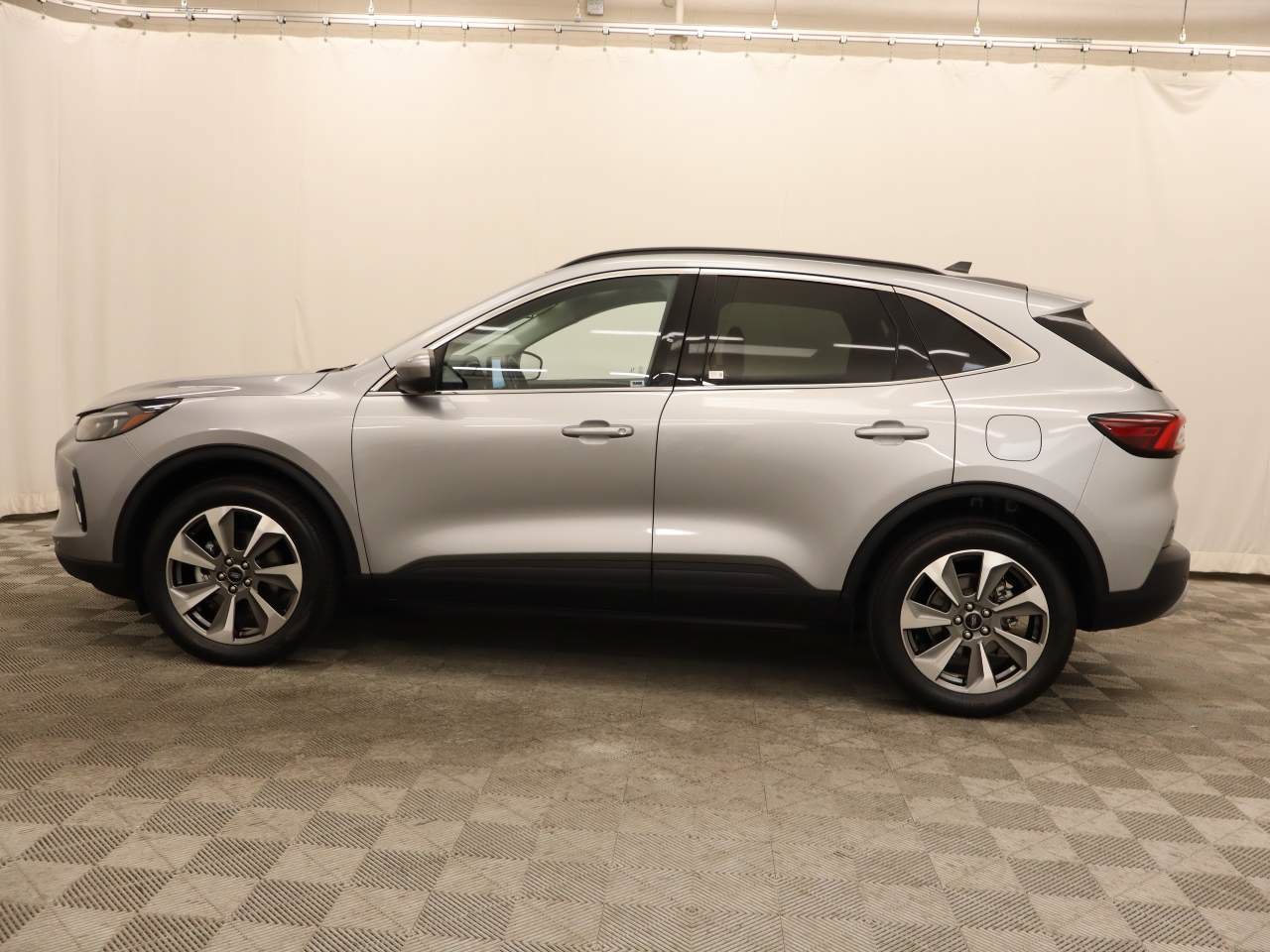 Used 2023 Ford Escape Platinum AWD/4WD image 2