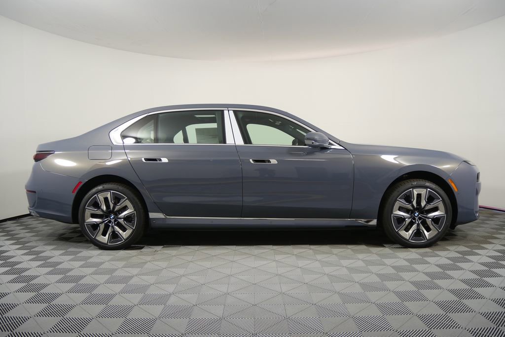 Used 2026 BMW i7 eDrive50 w/ Executive Package image 2