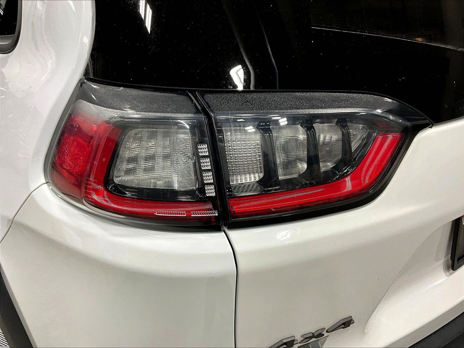 Used 2019 Jeep Cherokee Trailhawk AWD/4WD image 23