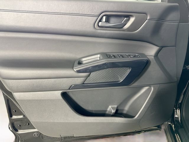 Used 2024 Nissan Pathfinder S image 12