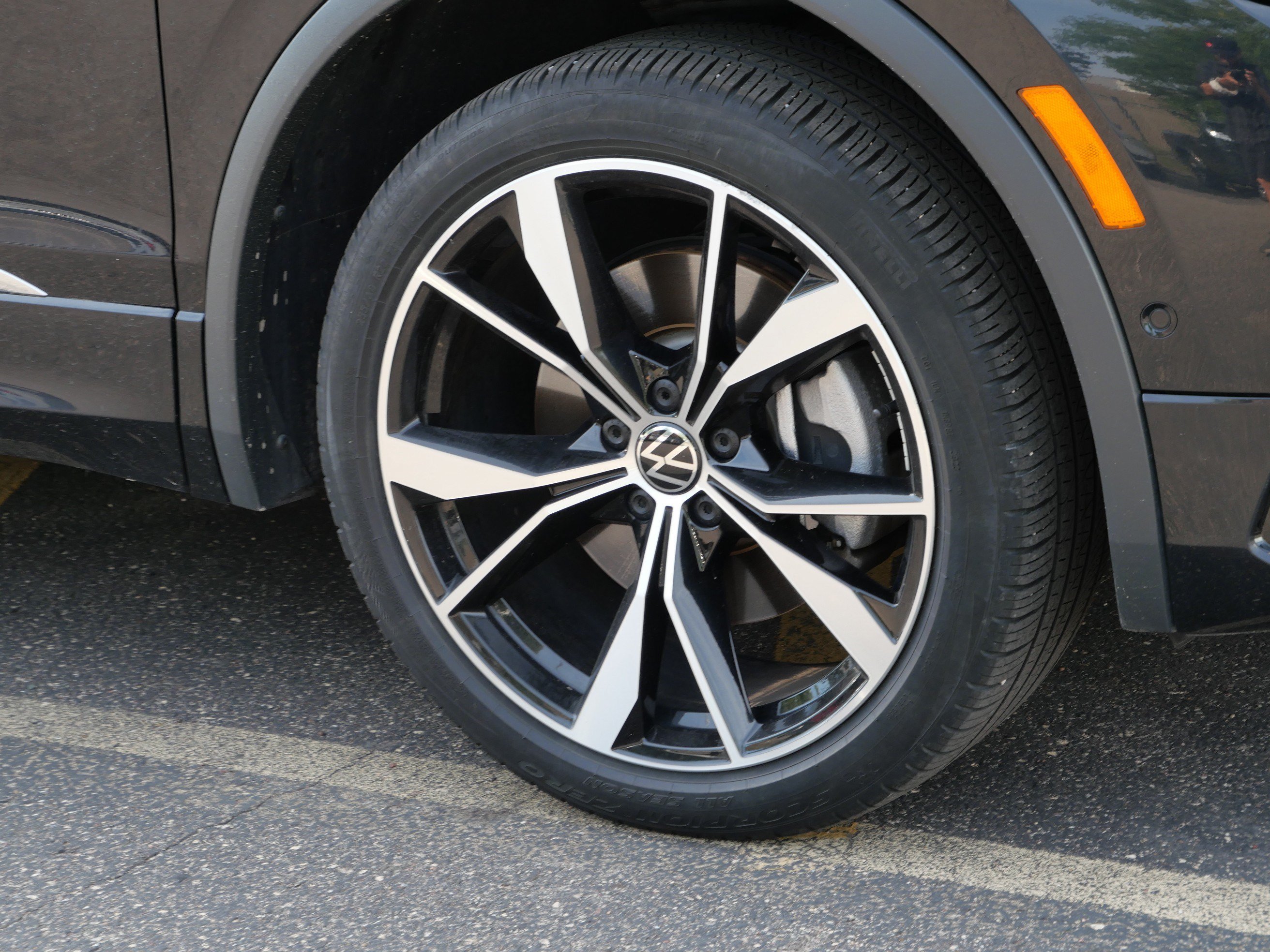 Used 2024 Volkswagen Tiguan SEL R-Line AWD/4WD image 3