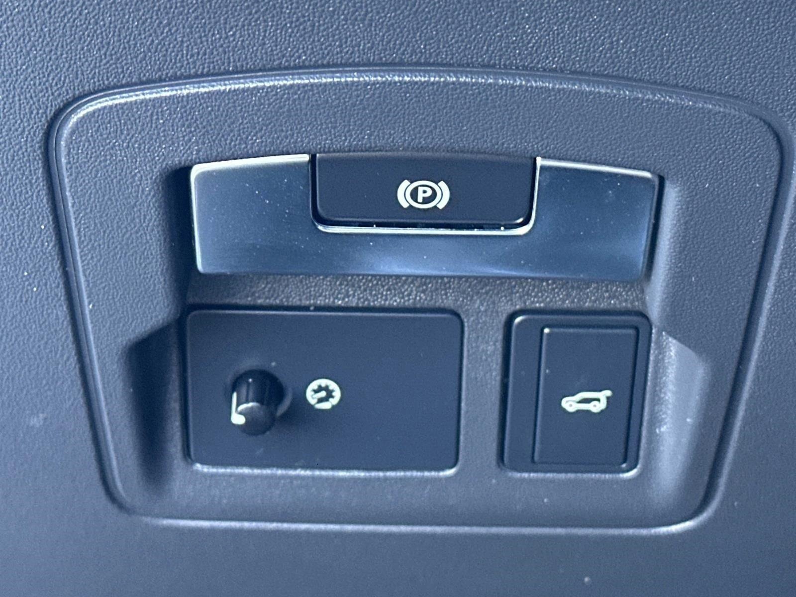 Used 2018 Land Rover Range Rover Velar R-Dynamic HSE image 19