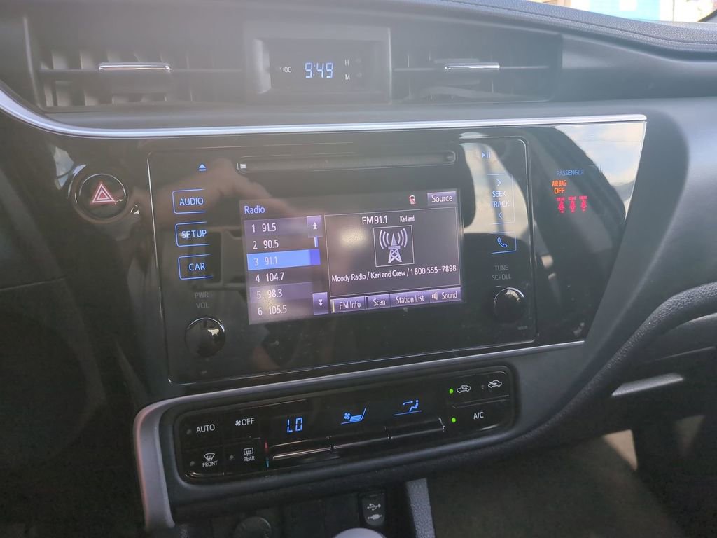 Used 2018 Toyota Corolla LE FWD image 19