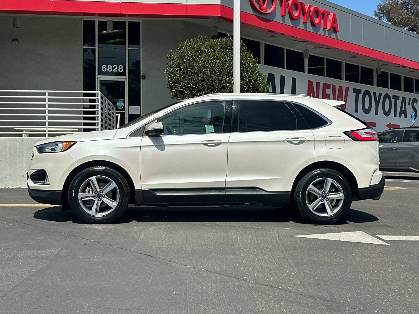 Used 2019 Ford Edge SEL FWD image 2