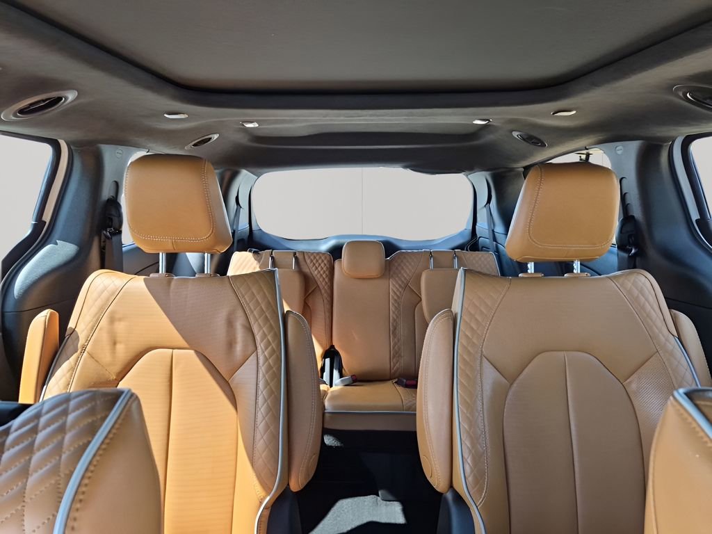 Used 2023 Chrysler Pacifica Pinnacle image 44