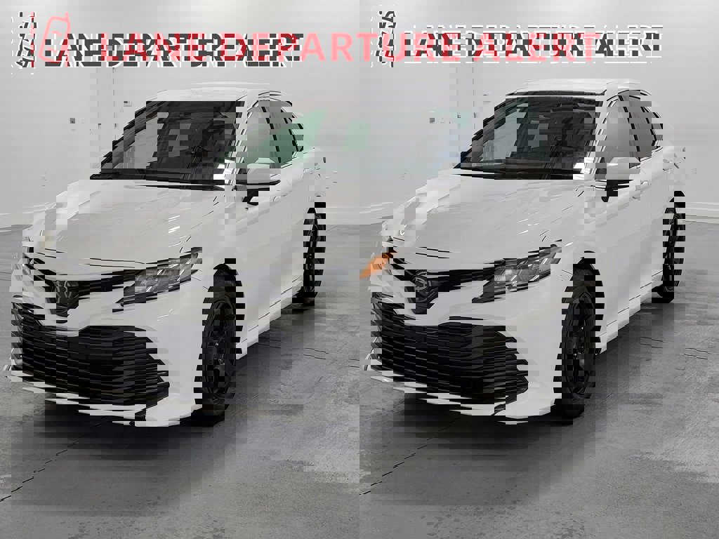 Used 2018 Toyota Camry L image 4