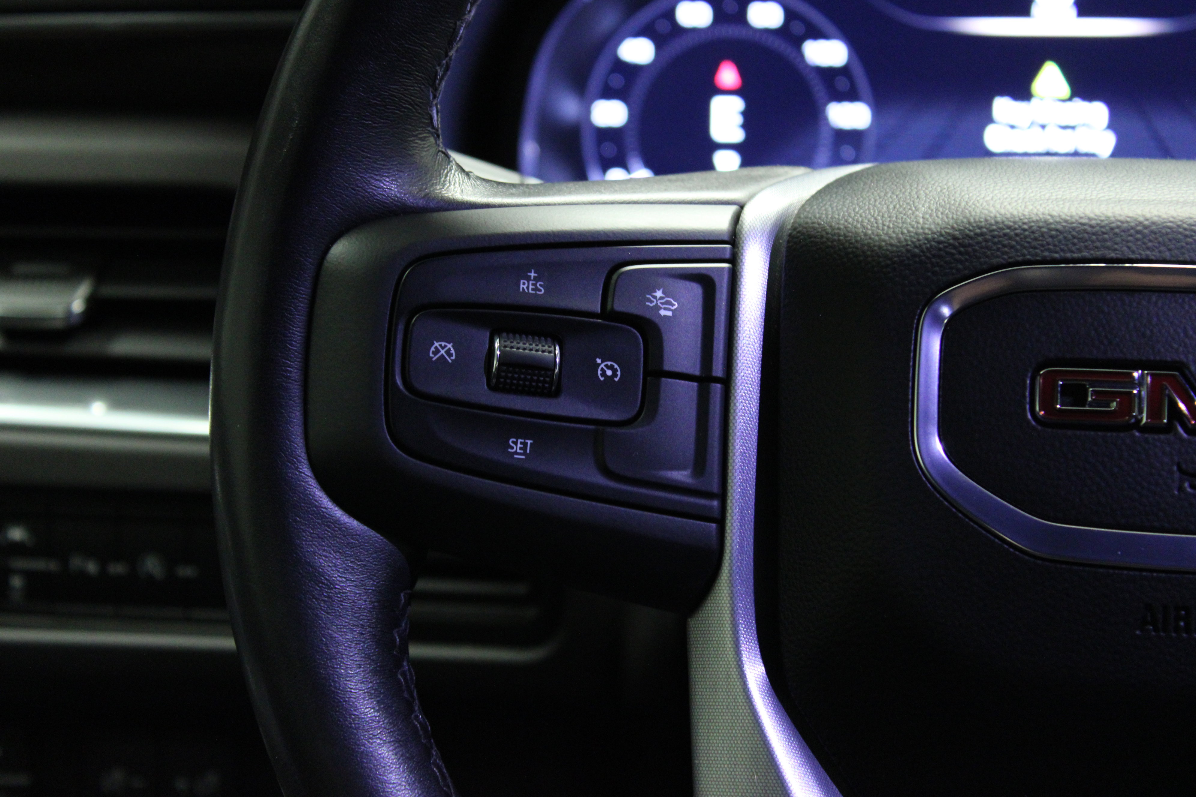 Used 2023 GMC Yukon SLE image 24