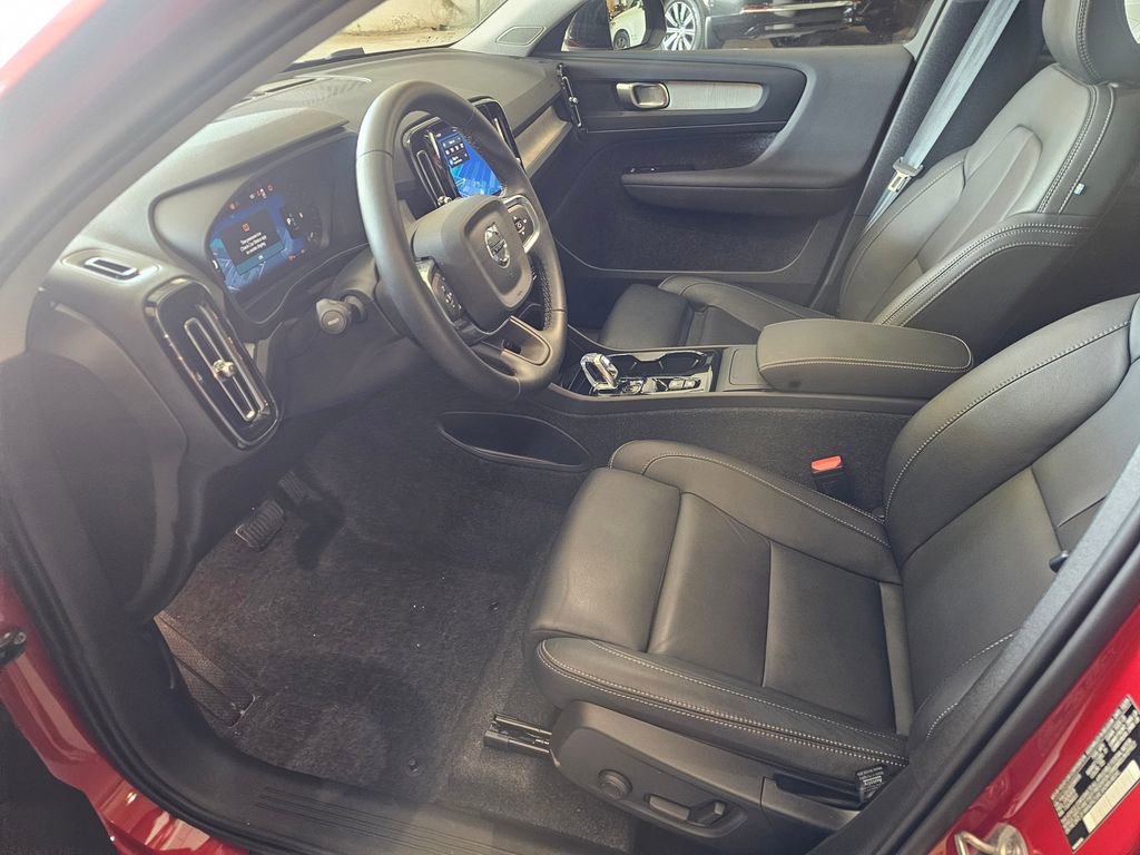 Certified 2025 Volvo XC40 B5 Plus AWD/4WD image 16