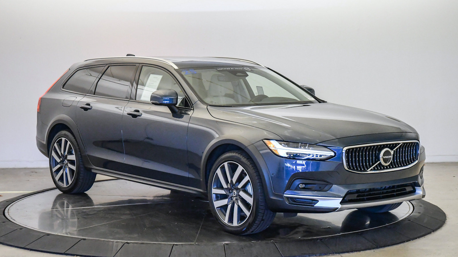 Certified 2025 Volvo V90 B6 Cross Country Plus AWD/4WD image 6