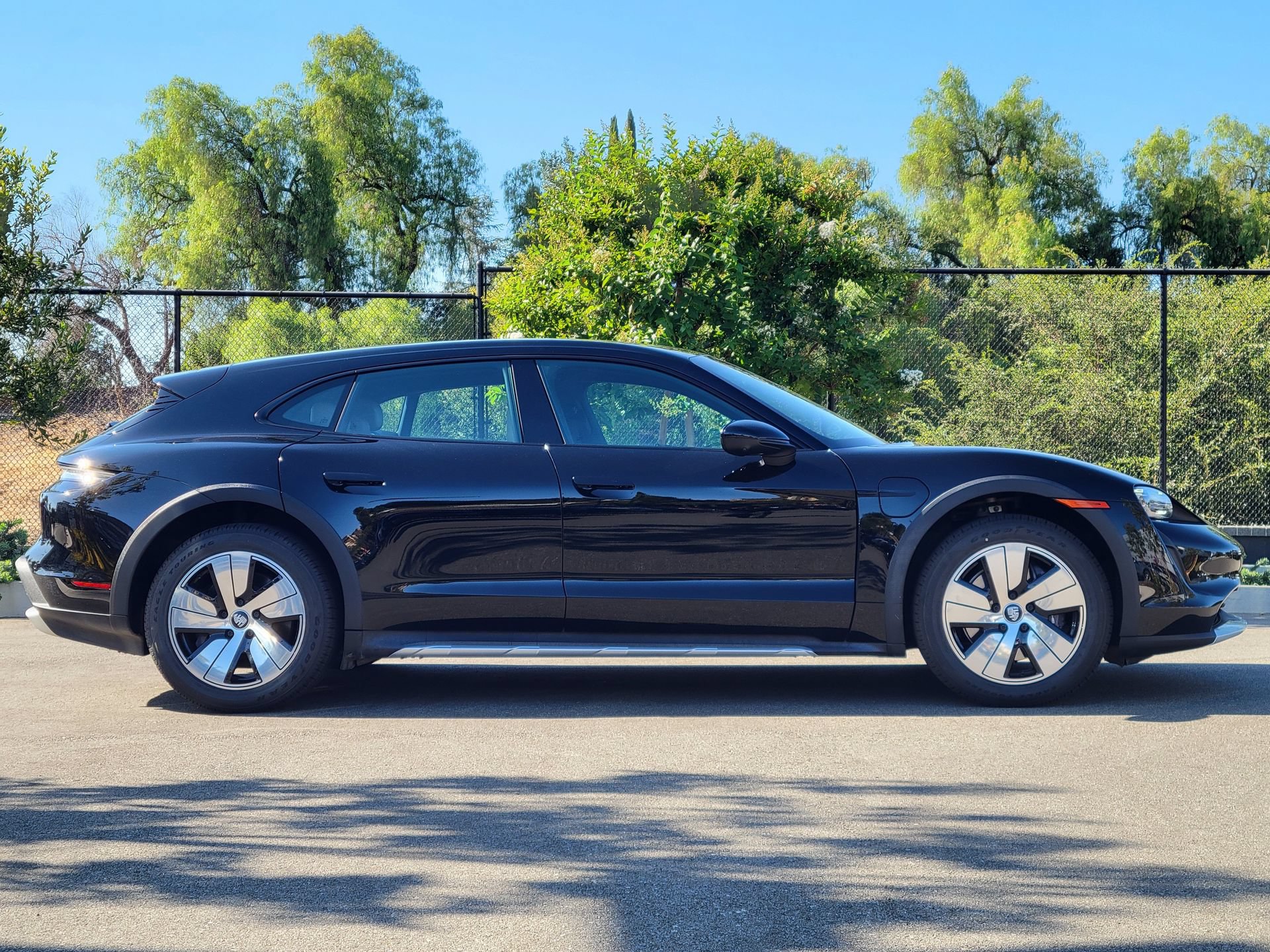 Certified 2022 Porsche Taycan 4 Cross Turismo AWD/4WD image 8
