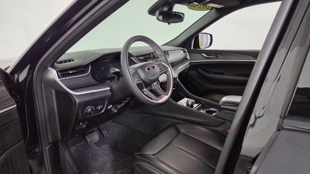 Used 2024 Jeep Grand Cherokee Limited w/ Black Appearance Package AWD/4WD image 14