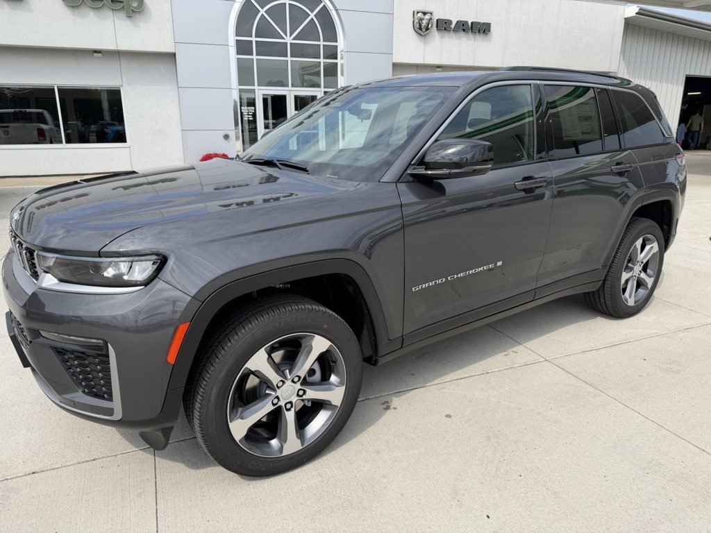 New 2026 Jeep Grand Cherokee Limited w/ Trailer Tow Package AWD/4WD image 4