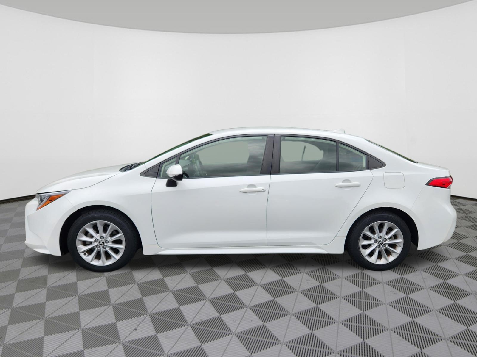 Used 2022 Toyota Corolla LE w/ LE Convenience Package FWD image 5