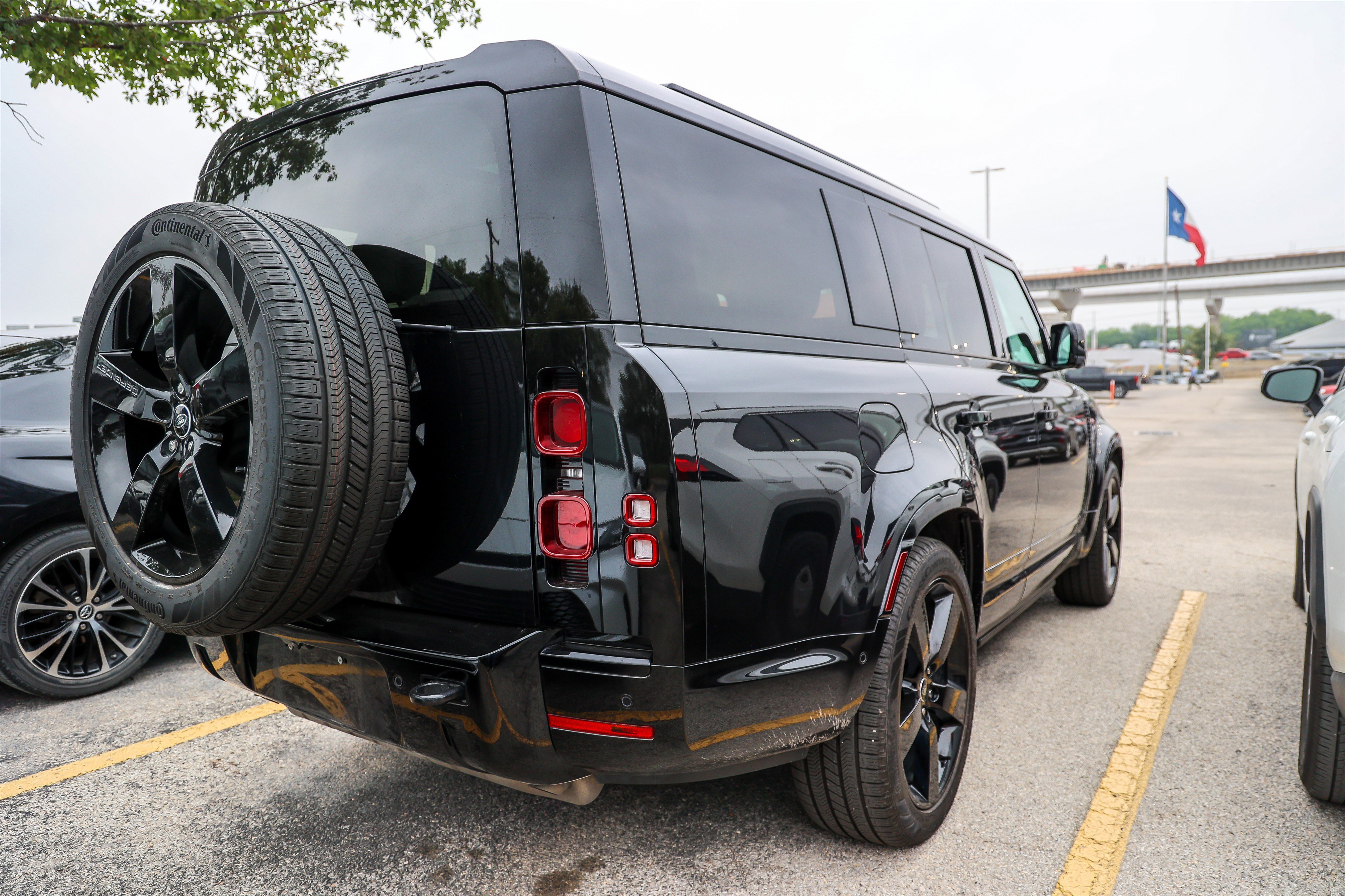 Used 2025 Land Rover Defender 130 X-Dynamic SE AWD/4WD image 8