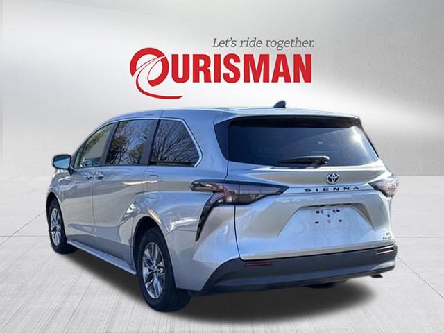 Used 2024 Toyota Sienna LE image 4