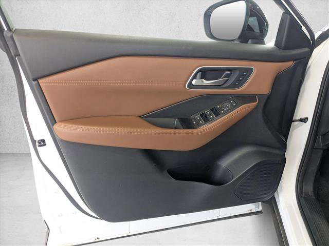 Used 2025 Nissan Rogue Platinum FWD image 13