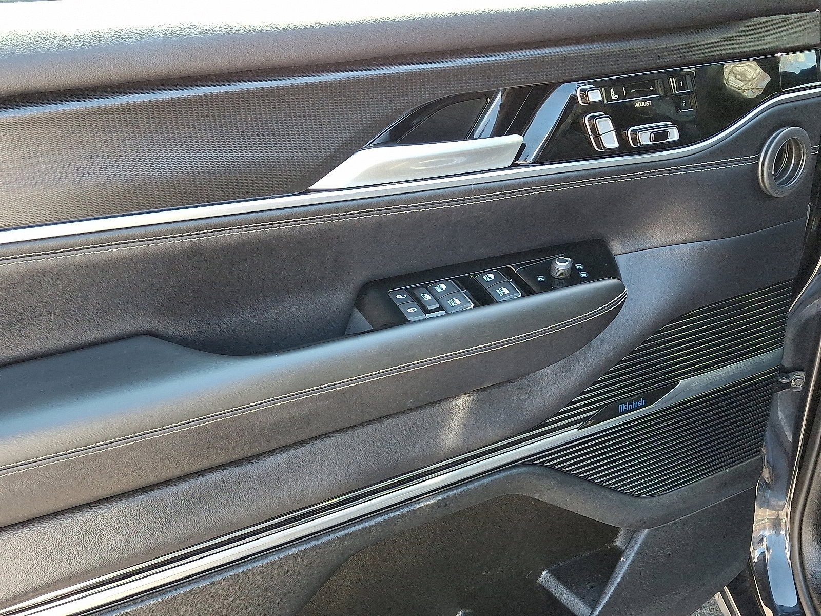 Certified 2025 Jeep Grand Wagoneer L Series II Obsidian w/ Quick Order Packagew 28T image 12