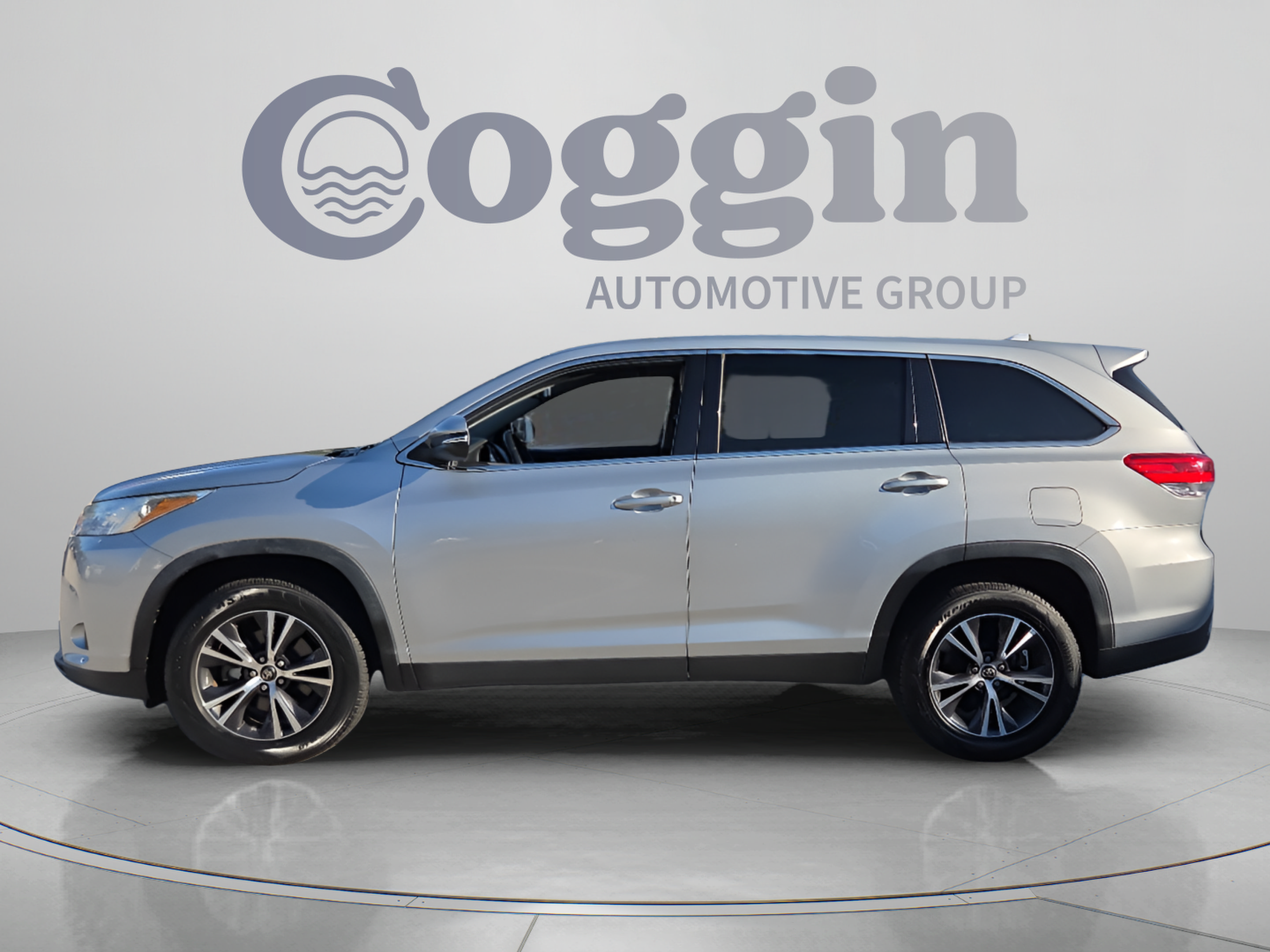 Used 2019 Toyota Highlander Plus FWD image 2