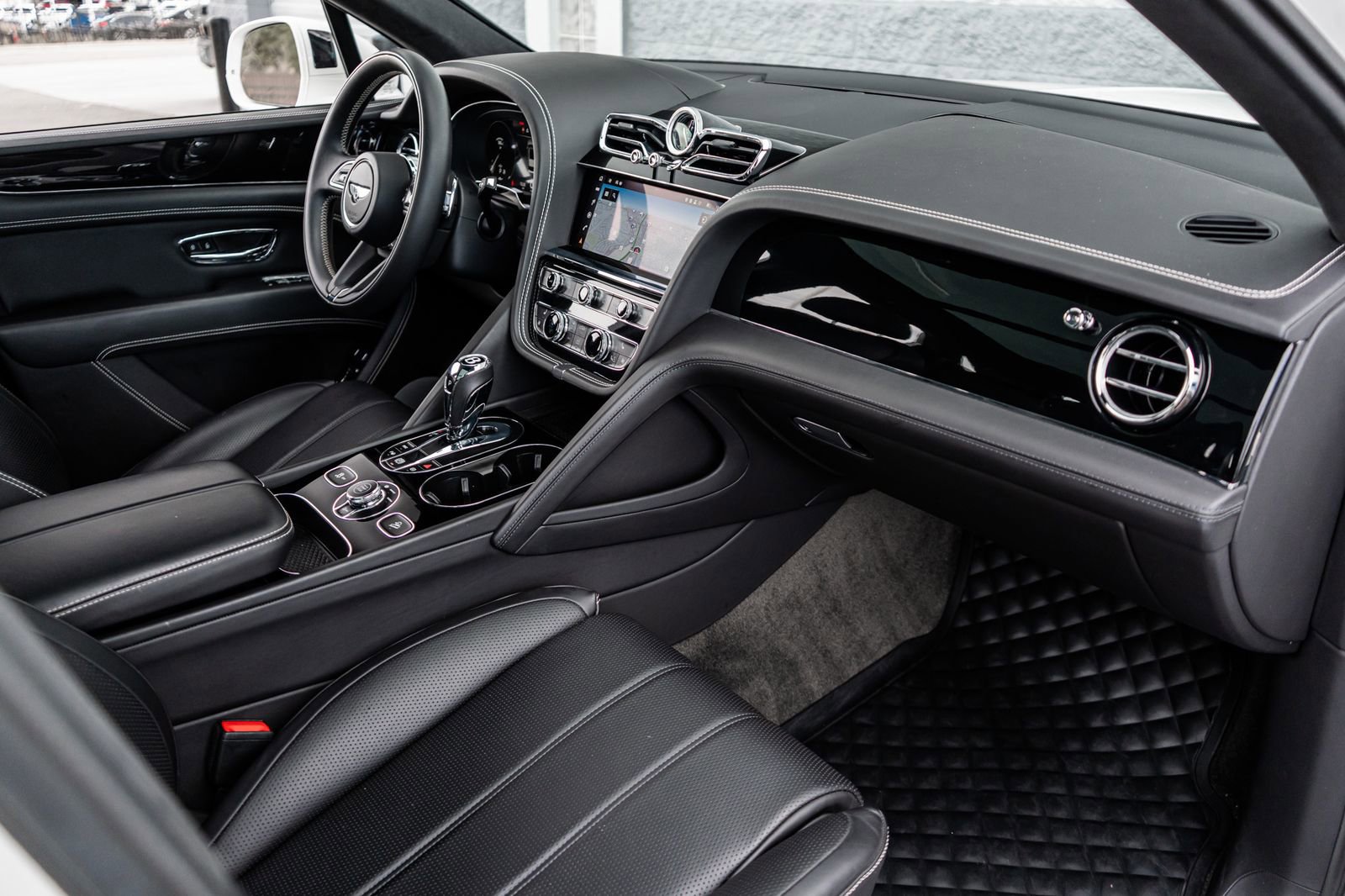 Used 2022 Bentley Bentayga image 2