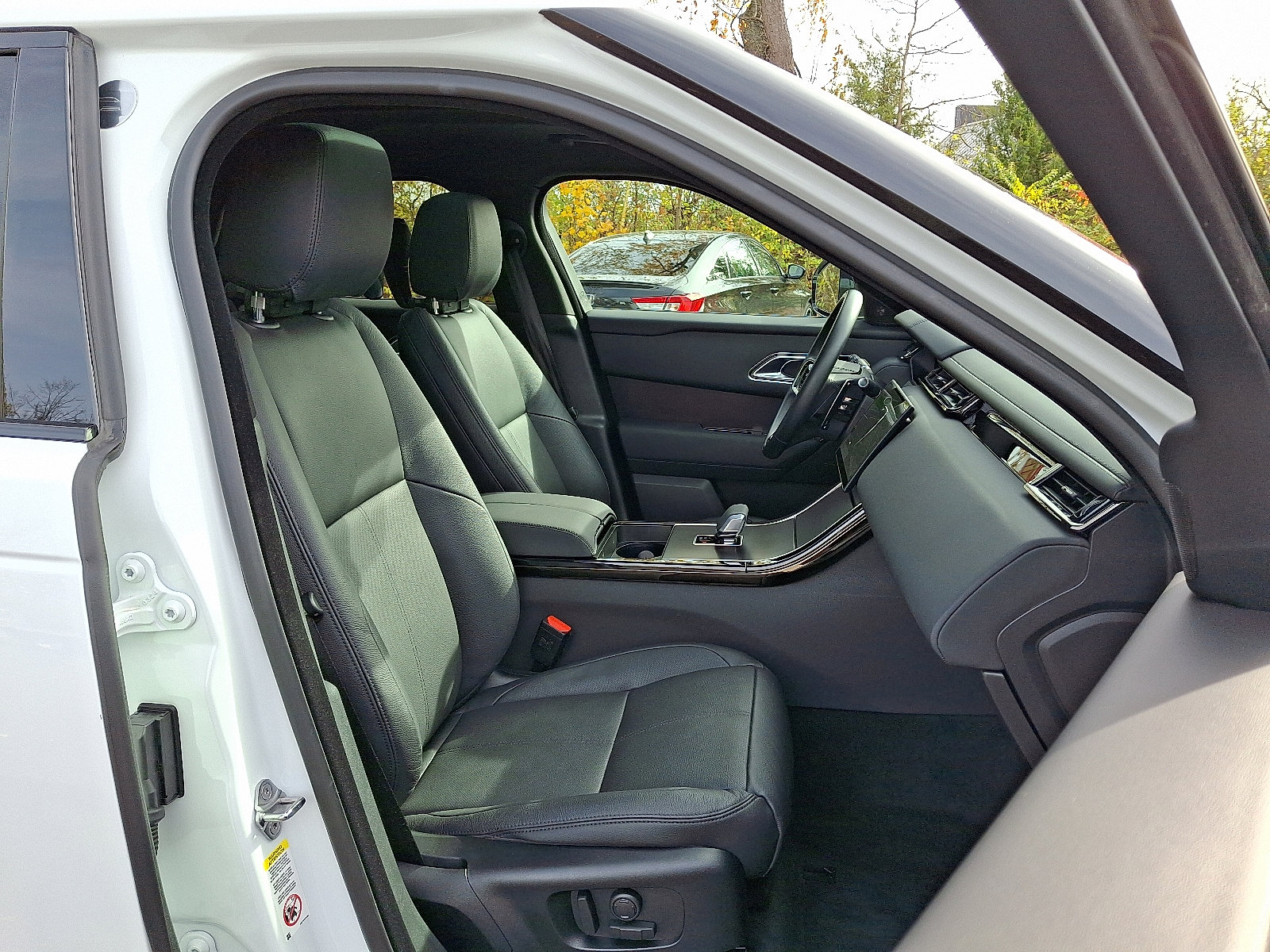 Used 2026 Land Rover Range Rover Velar Dynamic SE image 3