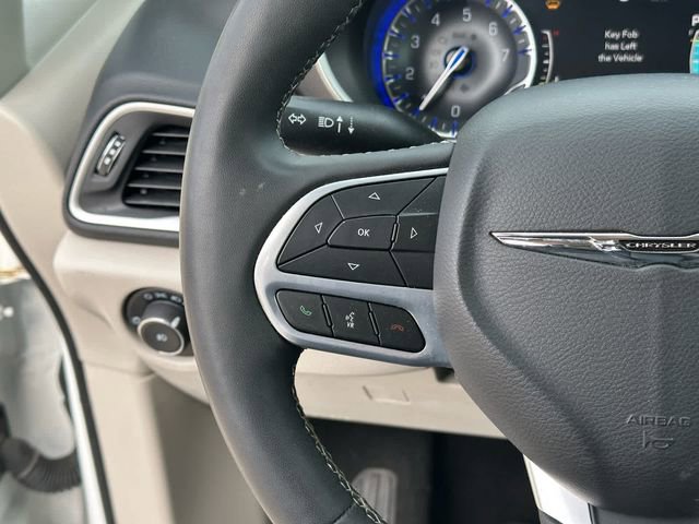 Used 2023 Chrysler Pacifica Touring-L FWD image 14