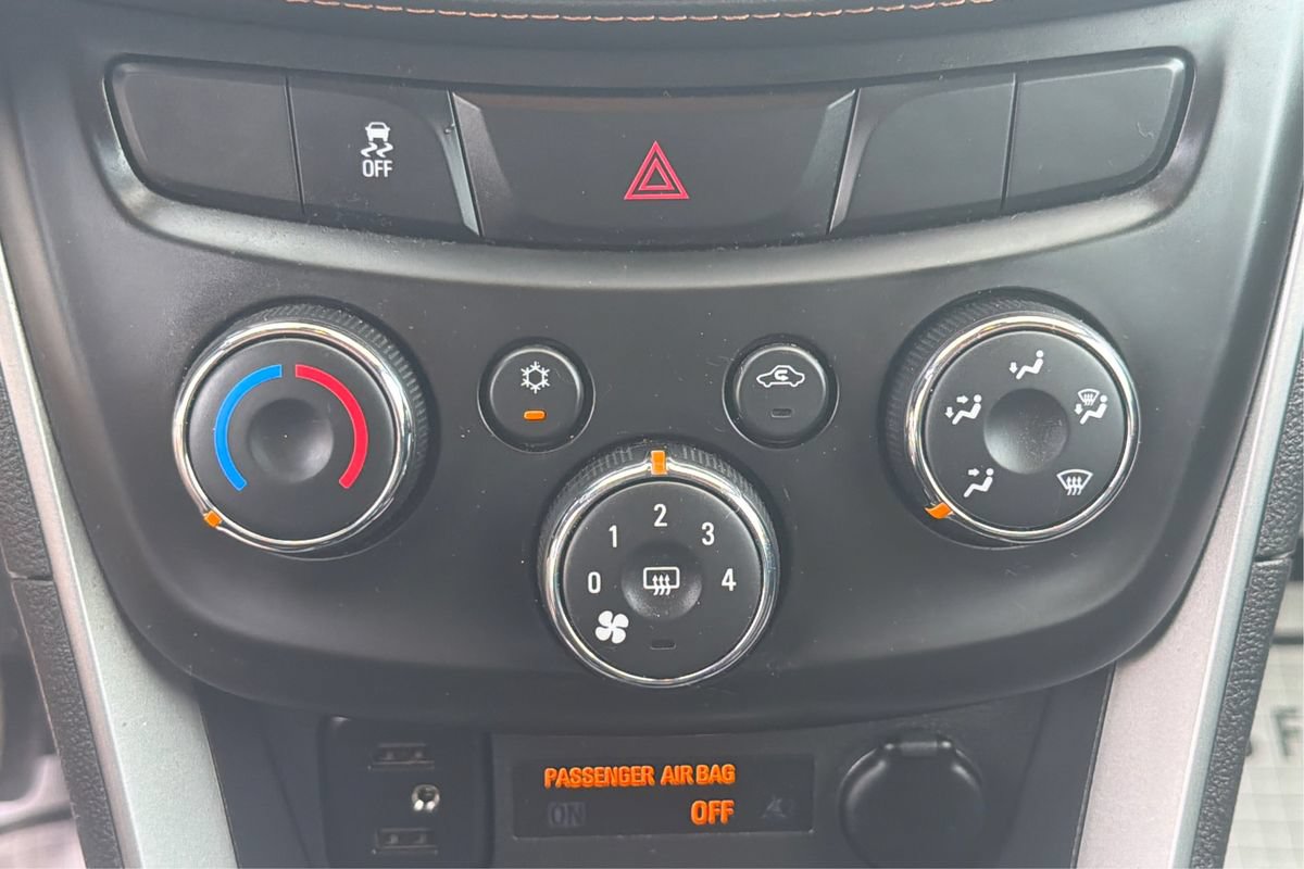 Used 2020 Chevrolet Trax LT w/ LT Convenience Package FWD image 29