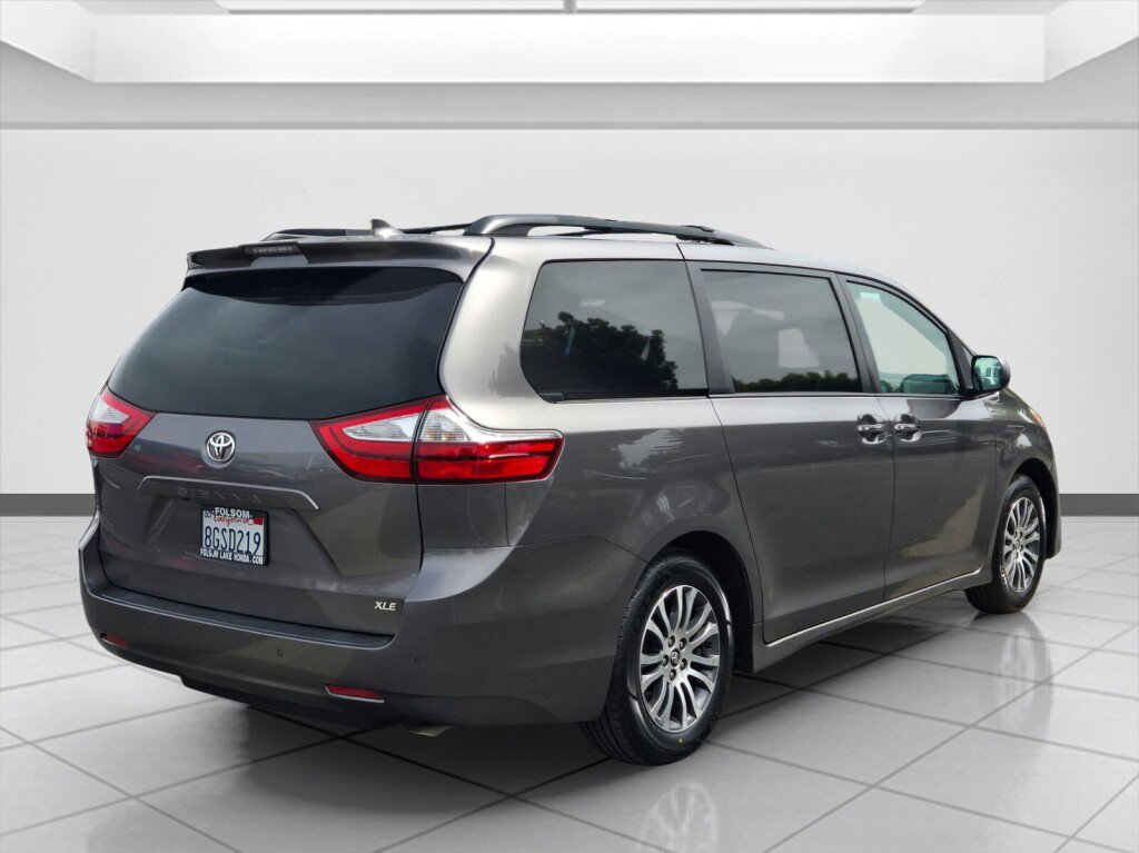 Used 2018 Toyota Sienna XLE w/ XLE Navigation Package image 5
