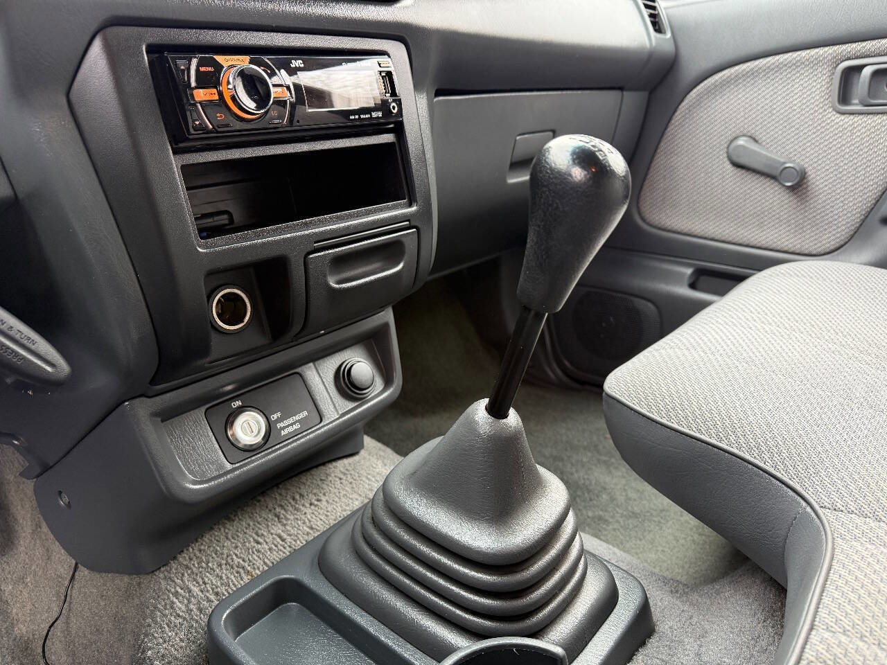 Used 2001 Nissan Frontier XE image 21