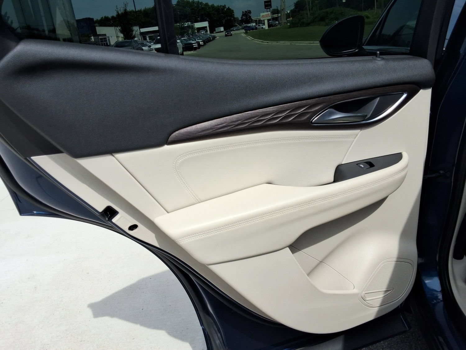 Used 2023 Buick Envision Avenir FWD image 23