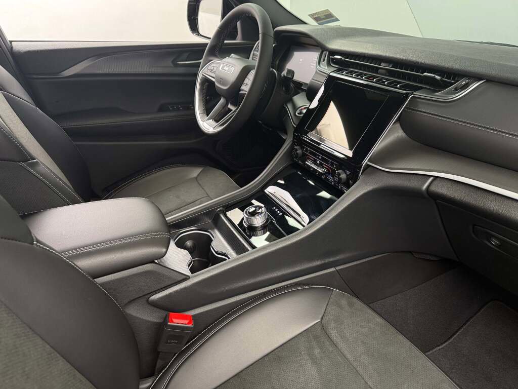 New 2025 Jeep Grand Cherokee L Laredo image 23