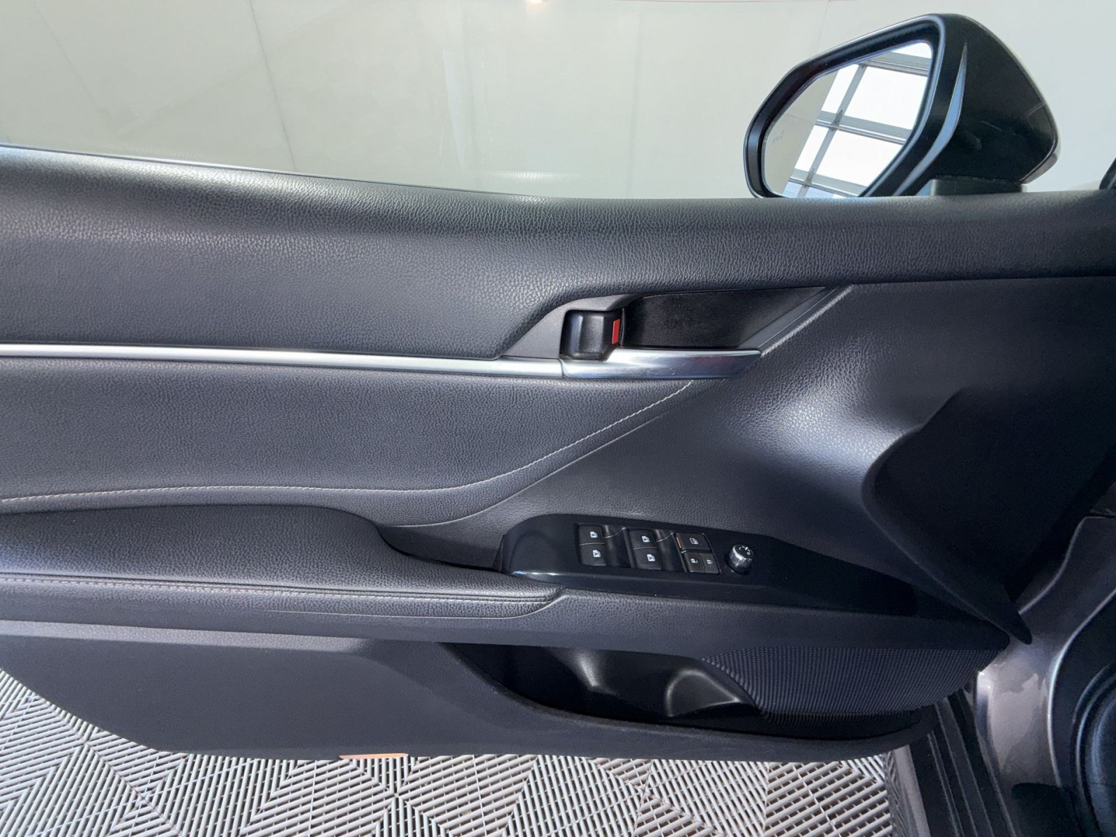 Used 2018 Toyota Camry XSE FWD image 15