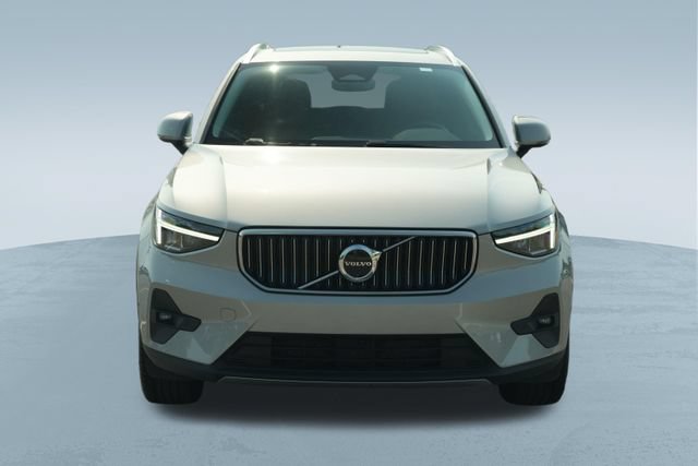 Used 2025 Volvo XC40 B5 Plus AWD/4WD video 2