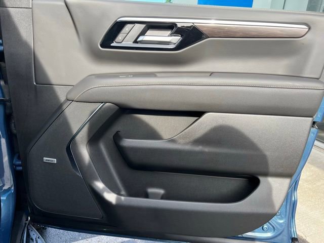 New 2025 Chevrolet Suburban Premier AWD/4WD image 16